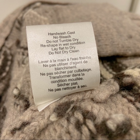 SOLD Aritzia TNA Zip-up Sweater - Picture 8 of 8